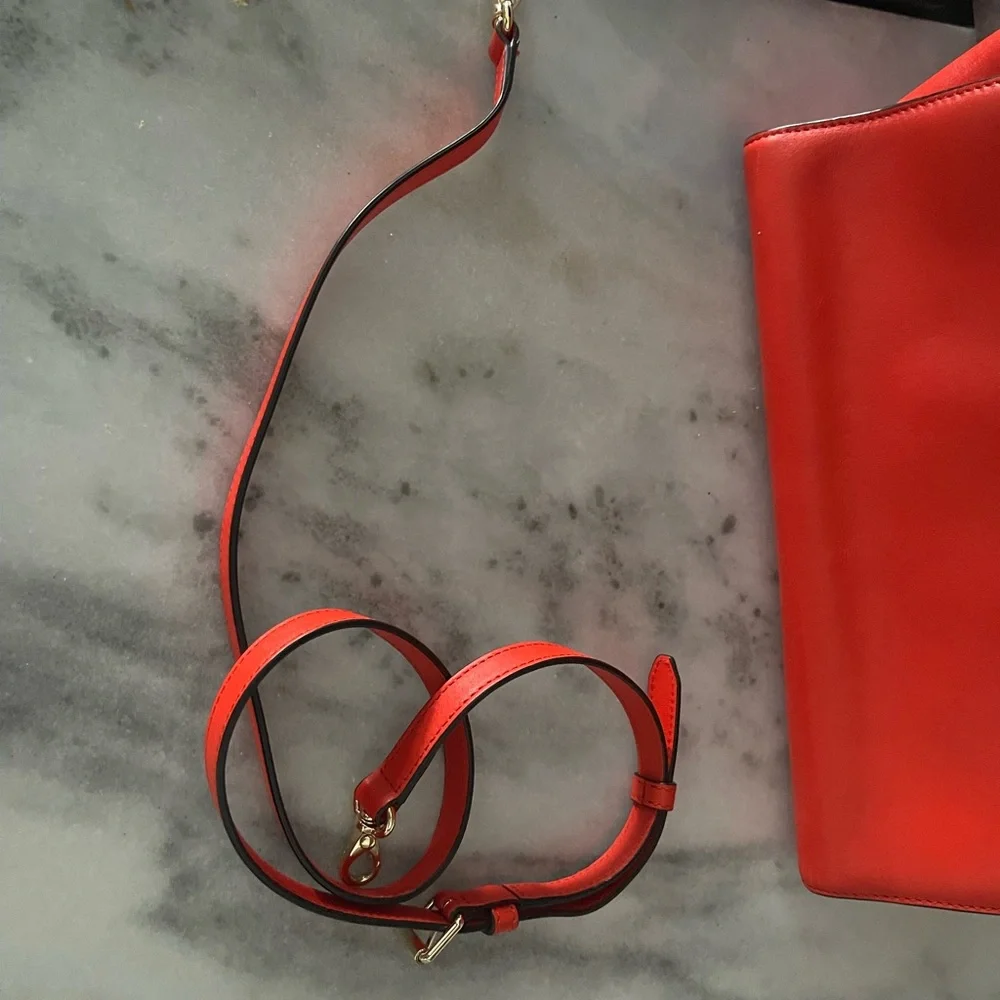 Elegant Red Leather Handbag - Picture 7 of 9